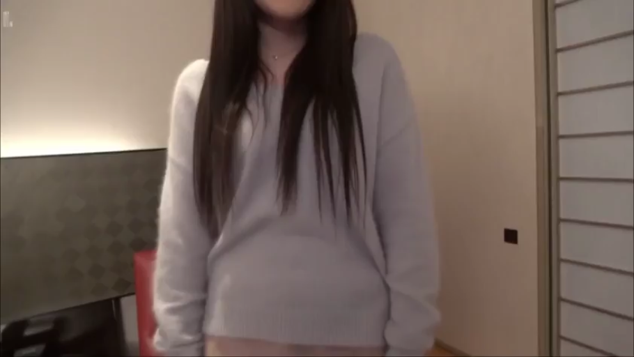 室内 · 微笑 · 面对镜头 · 半身 · 长发 · 紫色毛衣 · 正面站立