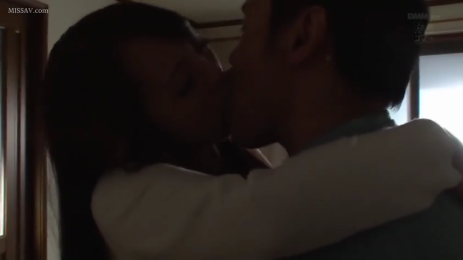 室内 · 投入 · 拥抱 · 面部特写 · 昏暗灯光 · 接吻 · 居家服