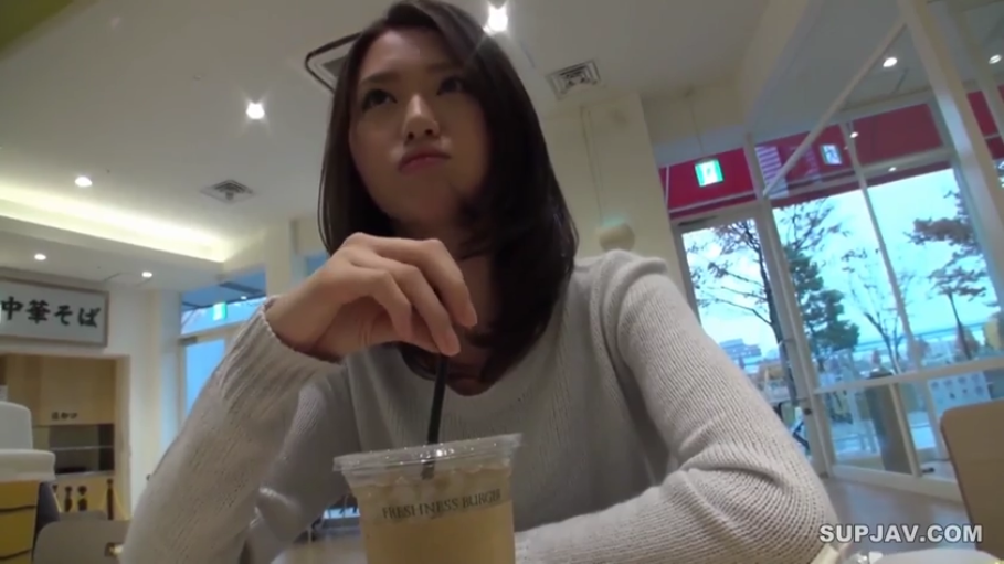 快餐店 · 若有所思 · 上半身特写 · 浅色针织衫 · 奶茶或果汁杯