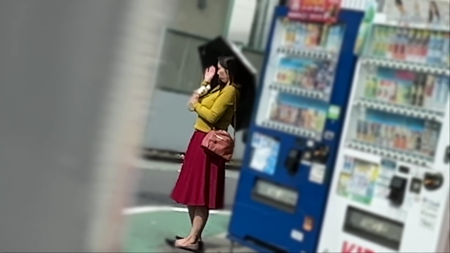 日常 · 自动贩卖机旁 · 遮阳伞 · 户外光线 · 深色丝袜 · 人物侧身全身照