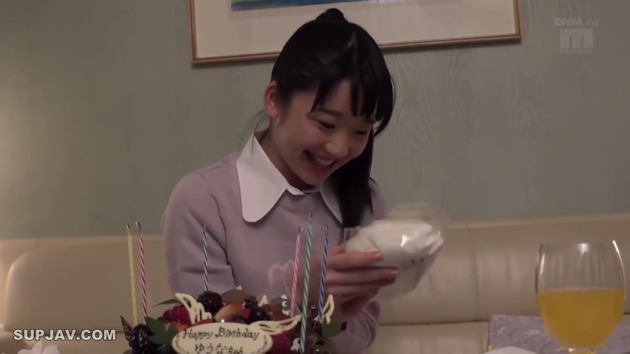餐厅 · 惊喜 · 礼品包装 · 女孩面部表情特写 · 淡紫色翻领长袖上衣 · 生日派对场景