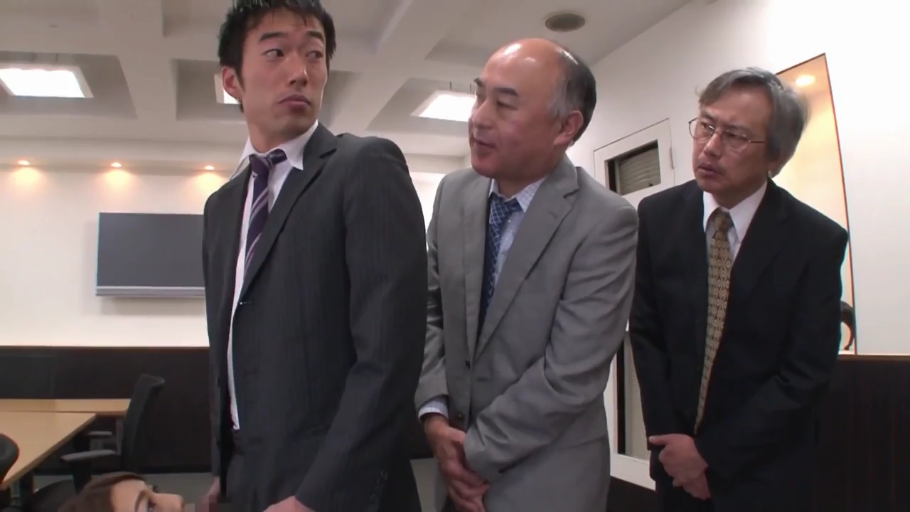 会议室 · 深色西装套装 · 口交 · 商务西装 · 女性头部与男性下体近景 · 男性观察表情 · 涉及职场权力不对等主题