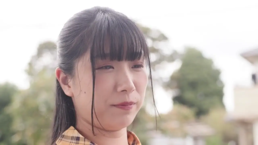脸部特写 · 户外 · 略带羞涩 · 黄色格子衬衫