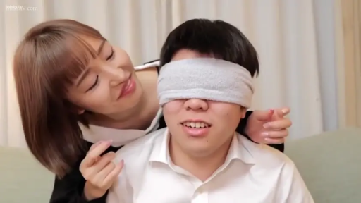 迷茫 · 眼罩特写 · 室内卧室 · 白色毛巾 · 女子黑色上衣 · 调情氛围