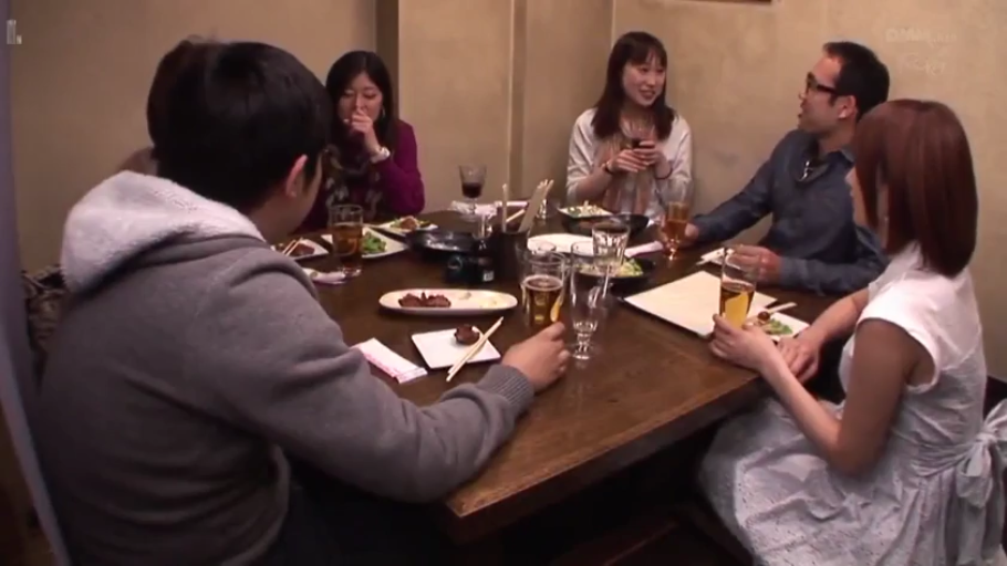 居酒屋 · 无袖连衣裙 · 啤酒 · 社交微笑 · 酒局