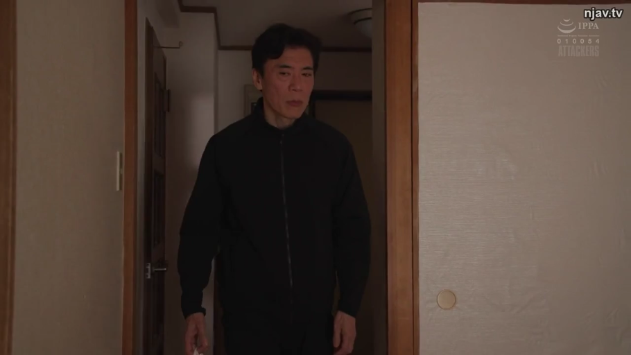 室内走廊 · 黑色拉链运动外套 · 面无表情 · 中景镜头