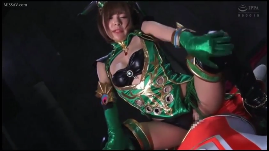室内 · 张嘴 · 绿色金属质感紧身衣 · 绿色盔甲服 · 头部及胸部特写 · 口交 · 带有角色扮演元素