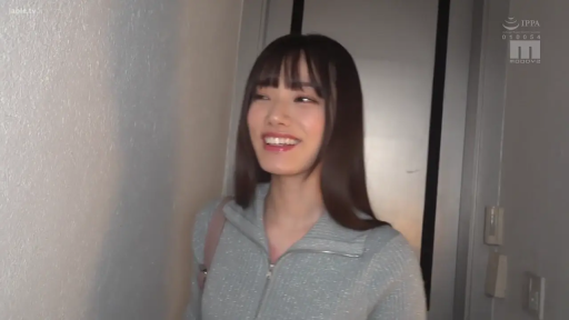 室内 · 顔のクローズアップ · 开朗 · 背包 · 浅蓝色拉链外套