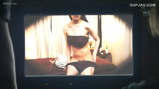 室内 · 跪坐 · 中景 · 平静 · 床 · 偷窥视角 · 换衣 · 黑色抹胸内裤