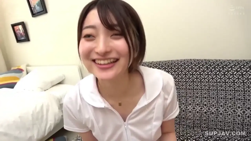 坐姿 · 脸部特写 · 卧室 · 微笑 · 白色衬衫 · 项链 · 居家 · 开朗