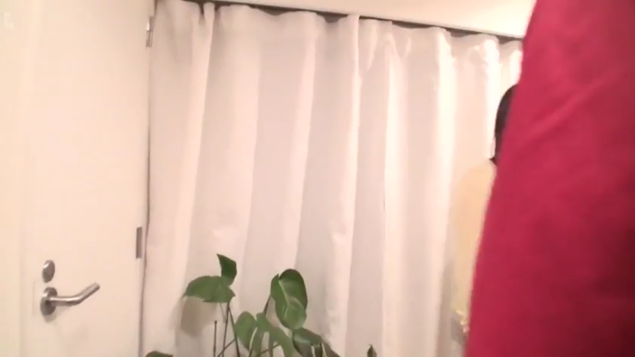 室内 · 站立 · 黄色上衣