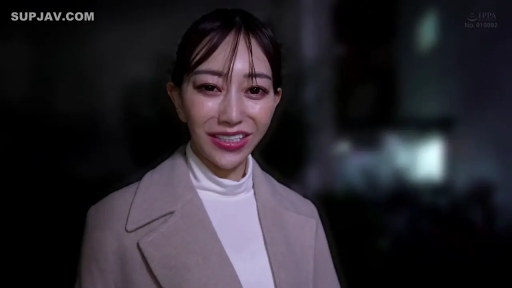 面部特写 · 注视镜头 · 温柔微笑 · 正面站立 · 户外街头 · 米色大衣 · 成熟女性