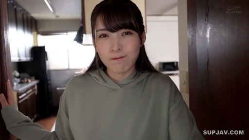 居家 · 抿嘴 · 顔のクローズアップ · 浅绿色连帽卫衣