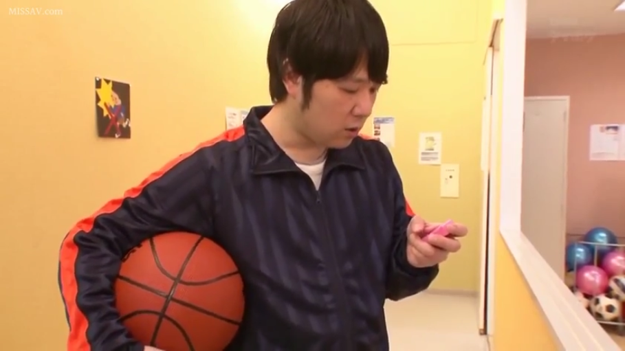 专注 · 站立 · 上半身 · 男优 · 运动服 · 篮球 · 体育馆 · 查看遥控器