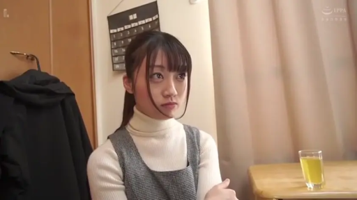 室内 · 坐姿 · 严肃 · 面部特写 · 凝视 · 亚洲女性 · 水杯 · 白色高领毛衣