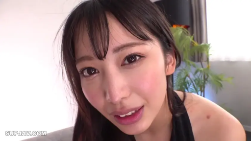 室内 · 眼睛特写 · 微微张口 · 黑色吊带衫