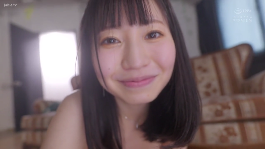 脸部特写 · 温柔微笑 · 卧室 · 裸体（上身可见）