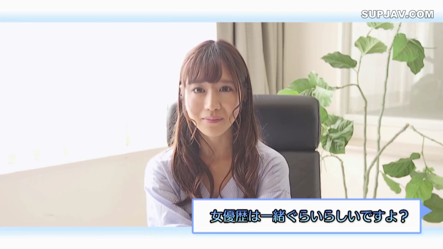 办公室或公寓 · 微笑 · 面部特写 · 日语字幕 · 字幕条 · 浅色条纹衬衫