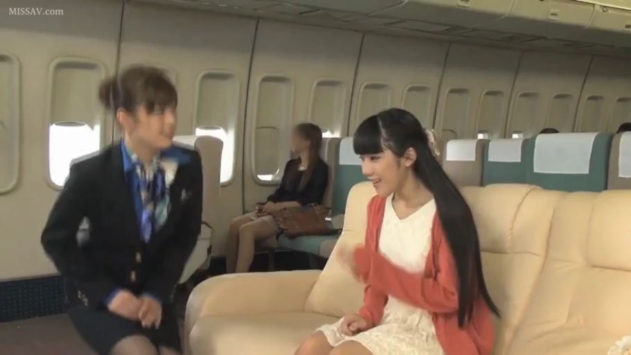 坐姿 · 中景 · 微笑 · 交流 · 飞机客舱 · 飞机座椅 · 空姐制服