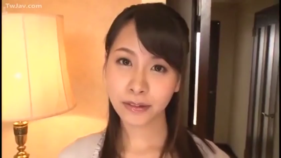 室内 · 脸部特写 · 微笑 · 台灯 · 灰色上衣 · 注视 · 长发 · 正对镜头