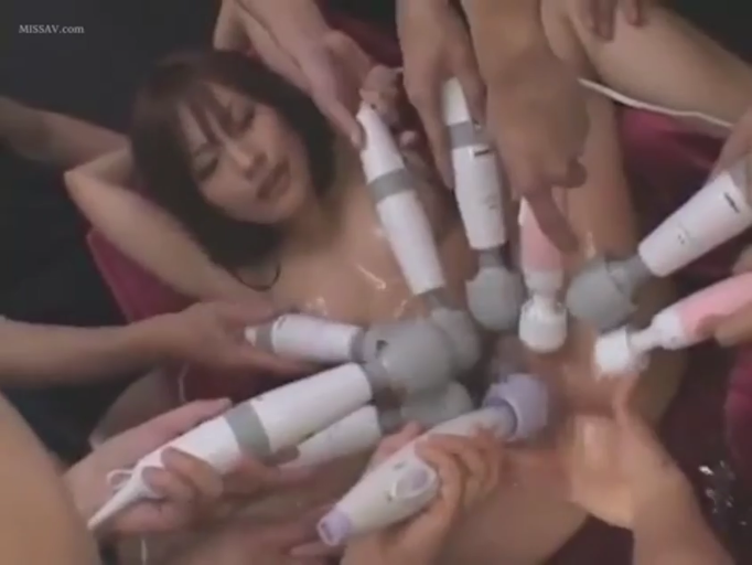 室内 · 全裸 · 迷离 · 躯干 · 仰卧 · 多人抚摸 · 按摩棒