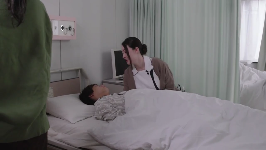 医疗显示器 · 医院病房 · 条纹病号服 · 护士面带微笑 · 护士脸部特写 · 背景有绿色隔帘