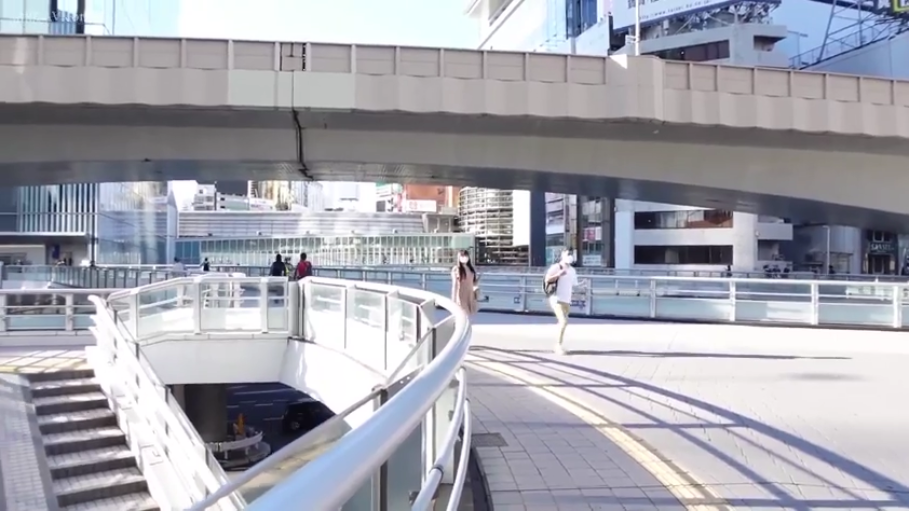 浅色连身裙 · 背包 · 室外
