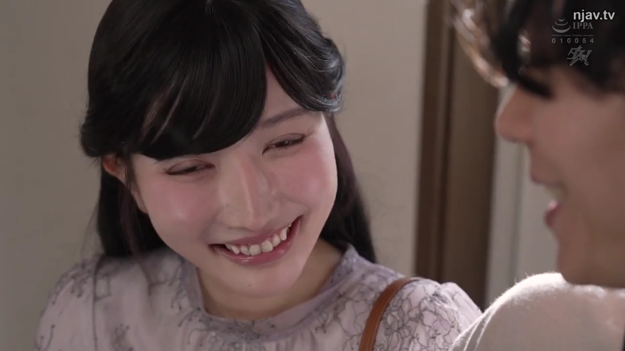 室内 · 幸福表情 · 女性面部特写 · 浅色蕾丝花纹上衣