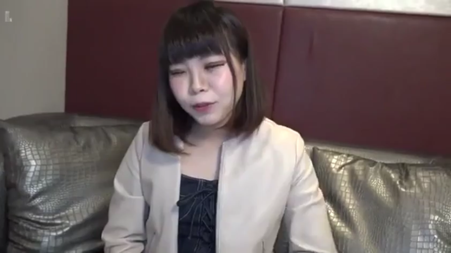 肩部以上 · 酒店房间 · 说话 · 米色夹克外套 · 背景墙面软包