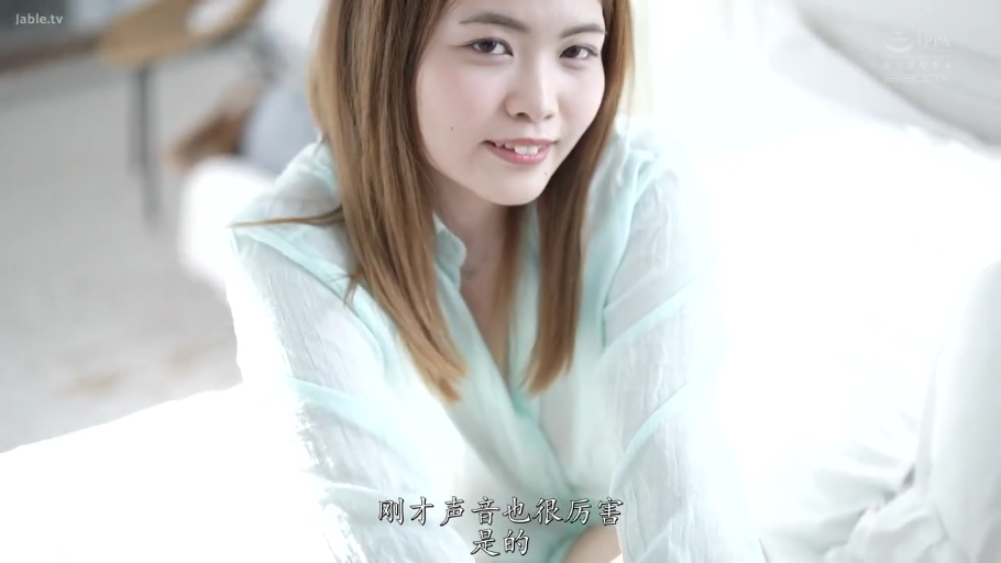 室内 · 坐姿 · 面部 · 微笑 · 中文字幕 · 对视 · 浅色衬衫
