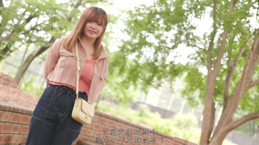 站姿 · 微笑 · 面对镜头 · 半身 · 户外 · 粉色外套 · 单肩包