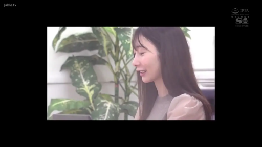 室内 · 交谈 · 盆栽 · 微笑 · 休闲服 · 侧坐 · 侧脸特写 · 唯美