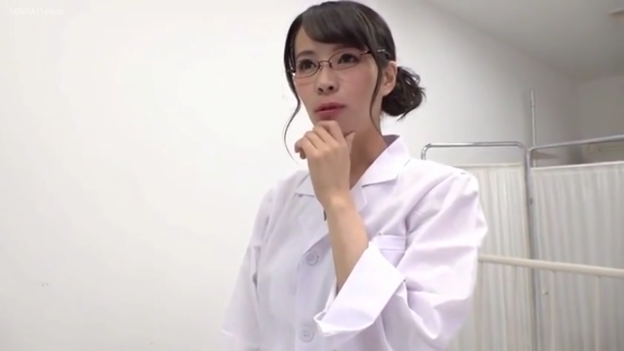 严肃 · 白大褂 · 眼镜 · 角色扮演 · 站姿 · 半身 · 诊室 · 思考