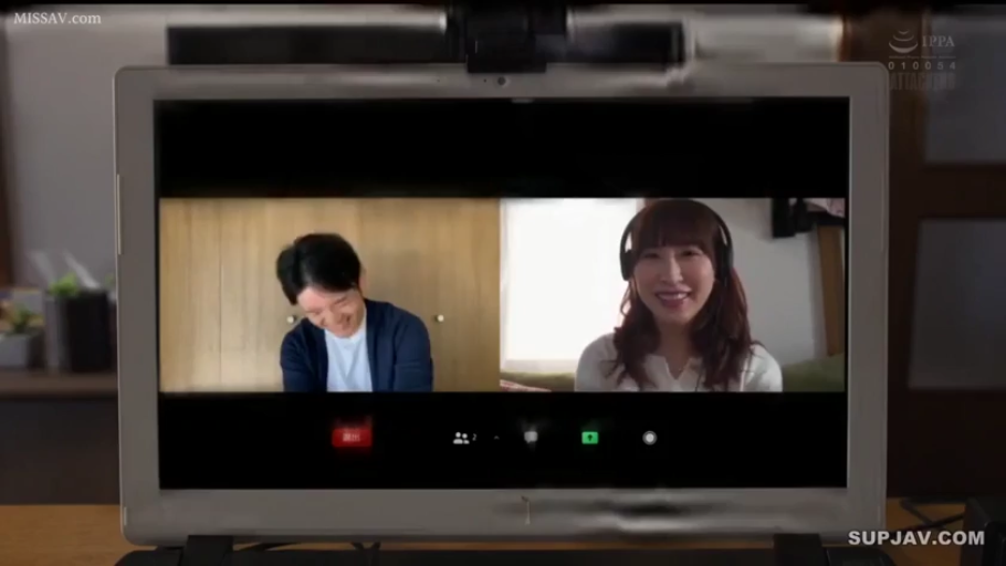 远程办公环境 · 耳机 · 大笑 · 屏幕画面特写 · 男士休闲上衣 · 会议软件界面