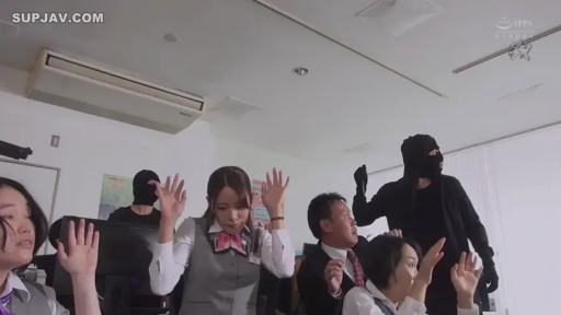 办公室 · 灰色马甲 · 不安 · 劫匪服装 · 被劫持者惊恐的脸 · 环境紧张