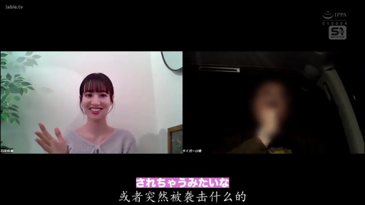 室内 · 坐姿 · 电脑 · 微笑 · 半身 · 针织衫 · 分屏 · 视频通话