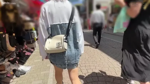 白色卫衣 · 户外街道 · 背影特写 · 摊位
