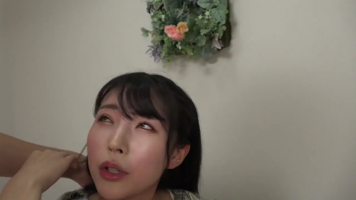眼神上翻 · 嘴巴微张 · 室内寝室 · 格纹上衣 · 性爱进行中