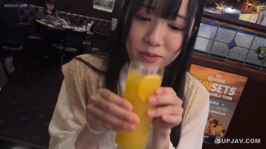 坐姿 · 专注 · 中景 · 长发 · 居酒屋 · 饮料 · 针织马甲 · 拿杯子