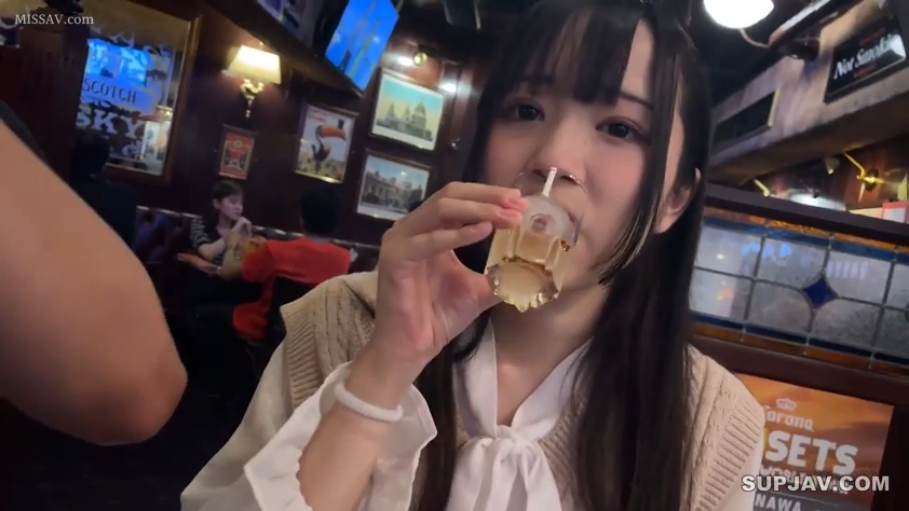 清纯 · 米色针织背心 · 面部特写 · 酒吧 · 玻璃杯