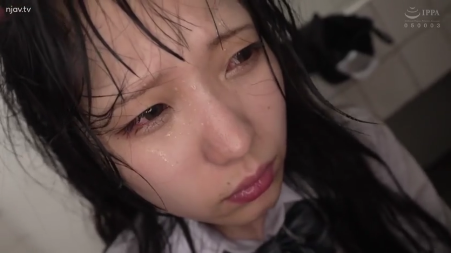 泪流满面 · 眼部特写 · 衬衫 · 脸部汗水 · 浴室或室内