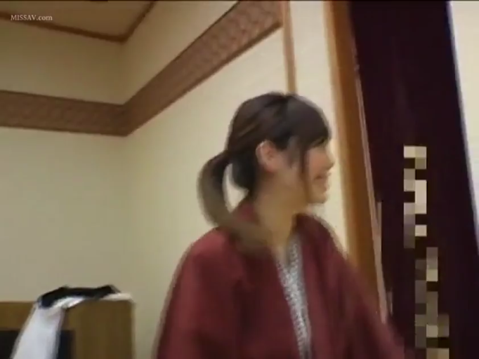 微笑 · 侧脸特写 · 室内灯光 · 浴衣 · 温泉旅馆房间 · 深红色和式浴衣
