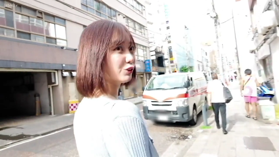 脸部特写 · 城市街道 · 浅色针织上衣 · 回眸注视
