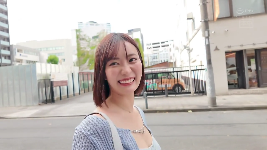 半身 · 户外街道 · 侧身站立 · 针织开衫