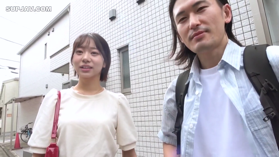 站立 · 中景 · 自然 · 挎包 · 户外 · 常服 · 散步 · 素人