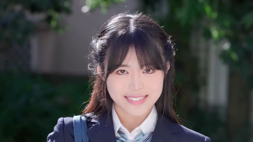 面部 · 校服 · 站立 · 微笑 · 对视 · 清纯 · 户外 · 背包带