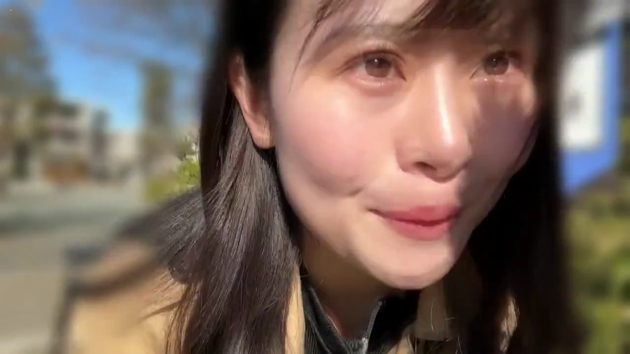 眼睛特写 · 看向镜头 · 阳光照射 · 户外街道 · 棕色外套 · 摄像设备