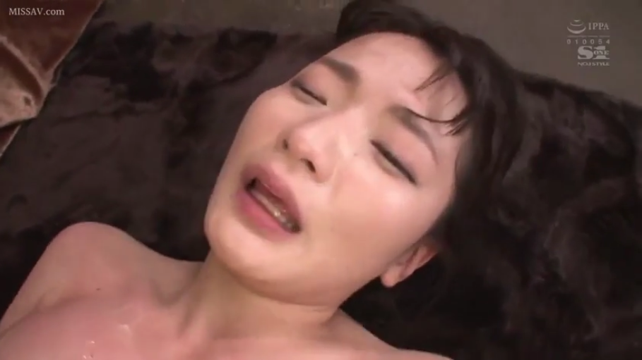 胸部上方 · 裸体 · 张嘴喘气 · 寝室ベッド · 性交中 · 皮肤上有少量汗液或精液痕迹