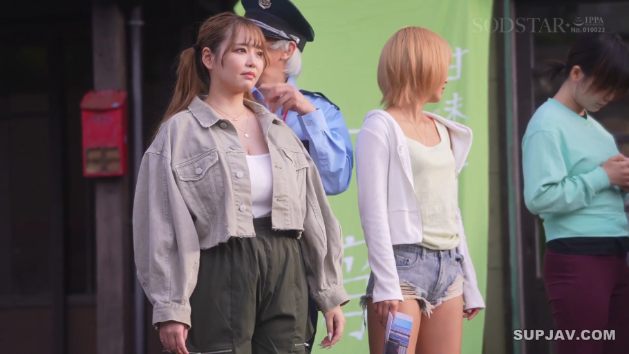 平静 · 深绿色工装裤 · 户外 · 传单 · 年轻女性上半身特写