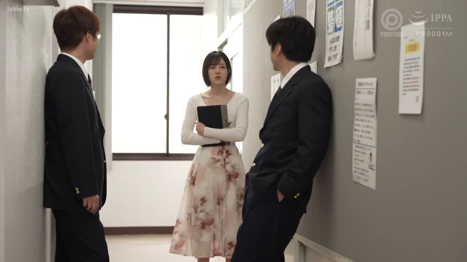 平静 · 文件夹 · 办公室走廊 · 女子穿白色长袖上衣配花朵图案长裙